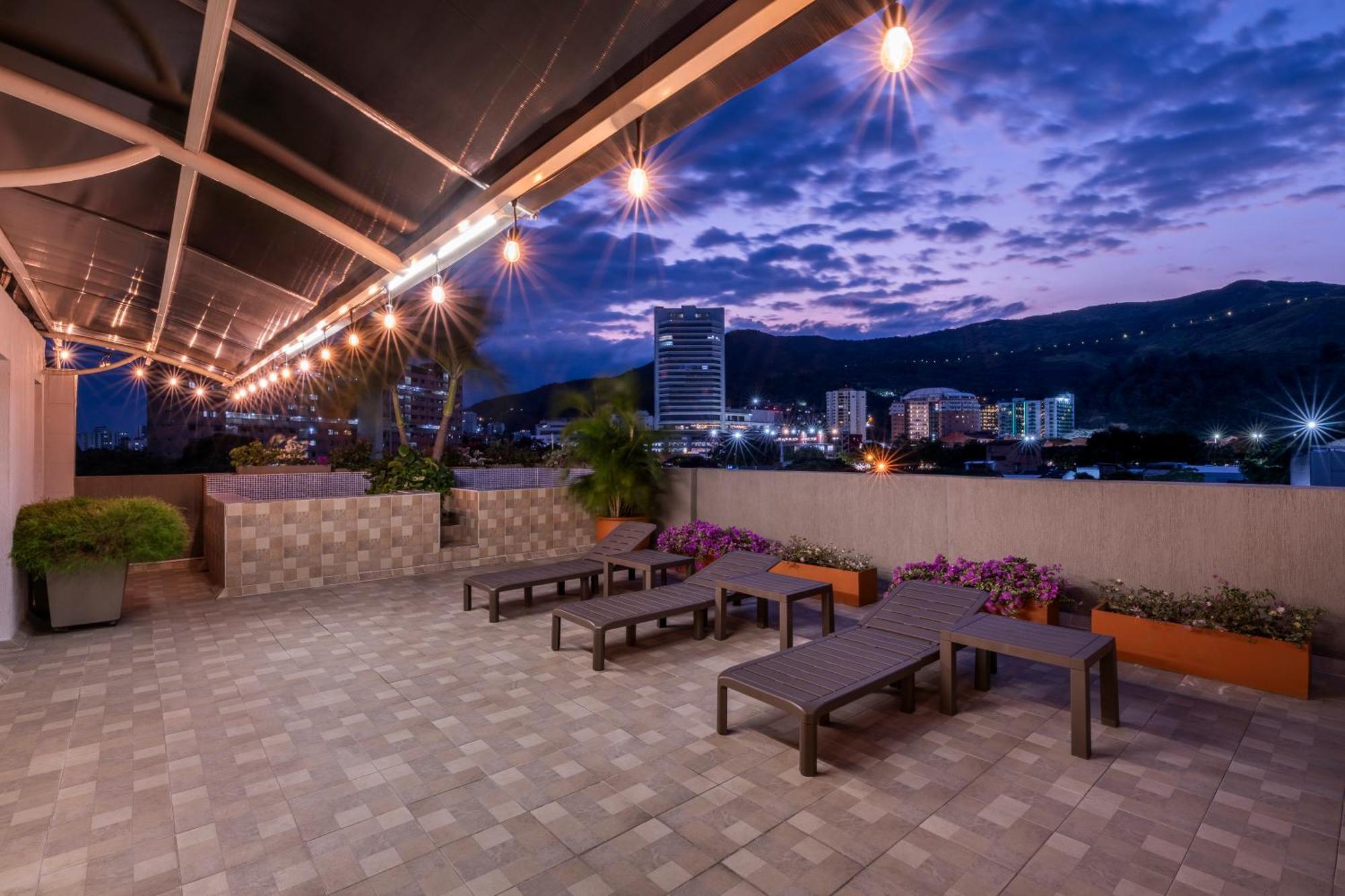 Hotel Ms Chipichape Plus Кали Екстериор снимка